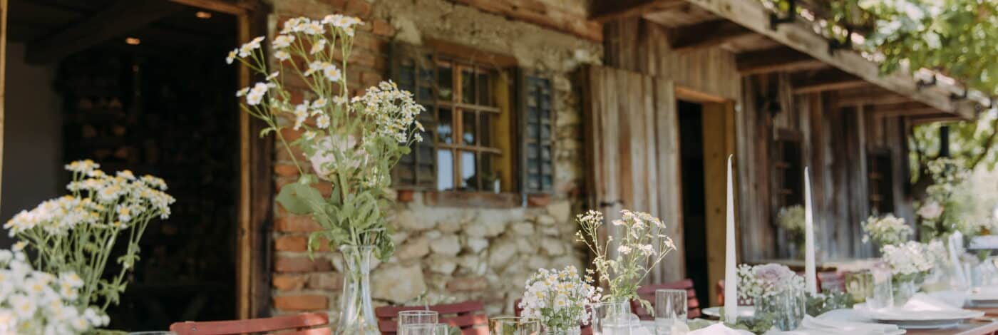 Gedeckte Festtafel im Steinhaus